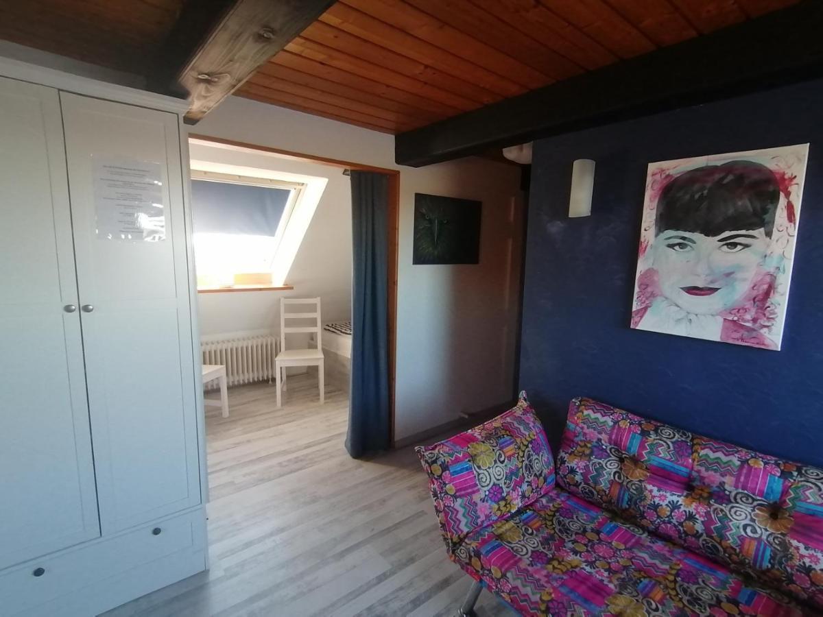 Seefahrer Deich-Café-Hotel - Das etwas andere Hotel - Kommunikation und Kreativität wird hier Groß geschrieben - Wer Standard sucht ist hier nicht richtig! Osten Exterior foto